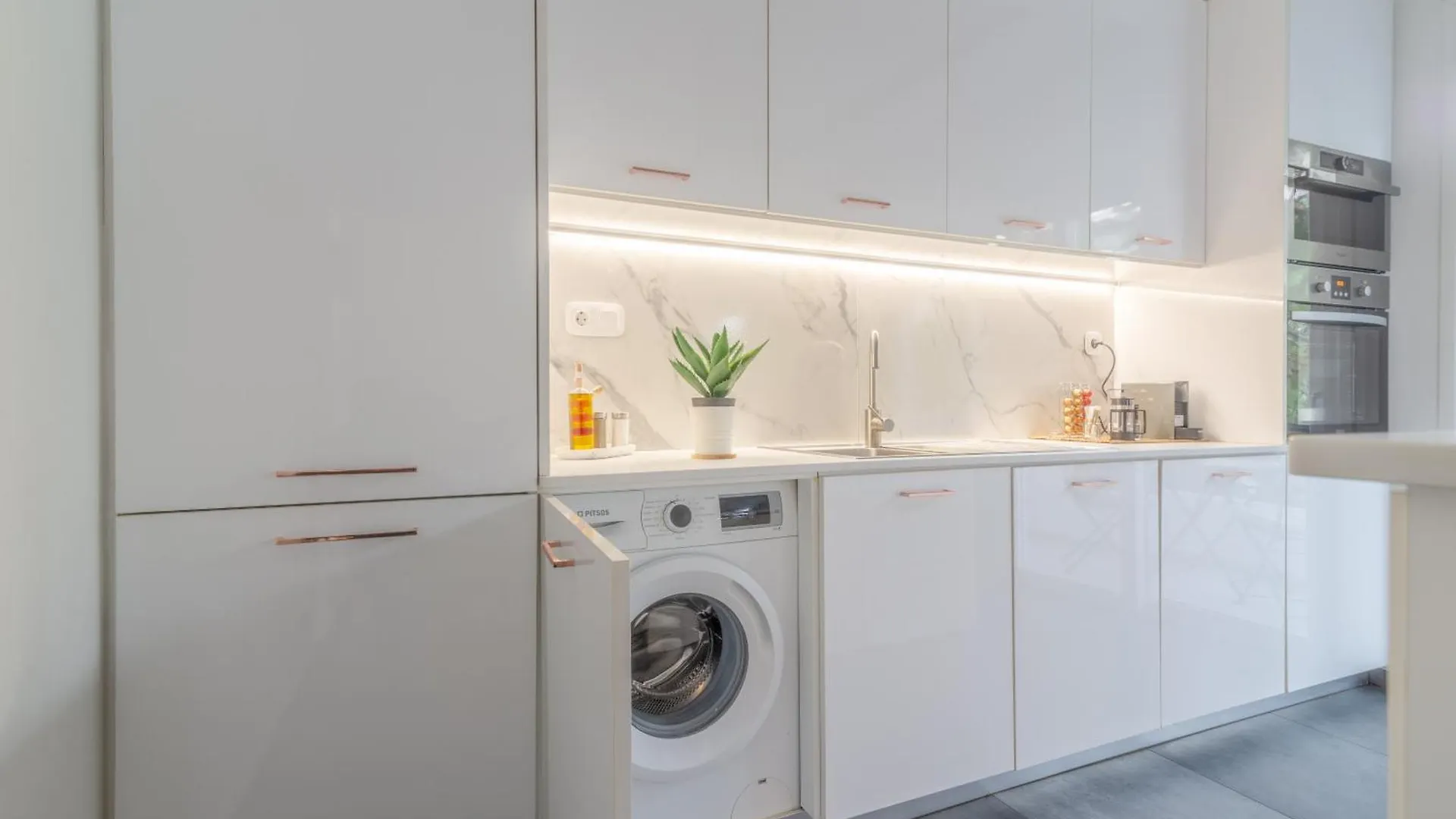 Misty Grey Apartment Near City Centre Heraklion