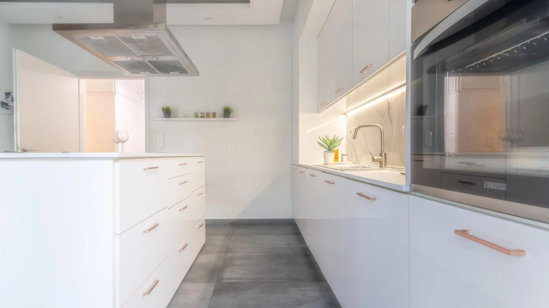 Misty Grey Apartment Near City Centre Heraklion